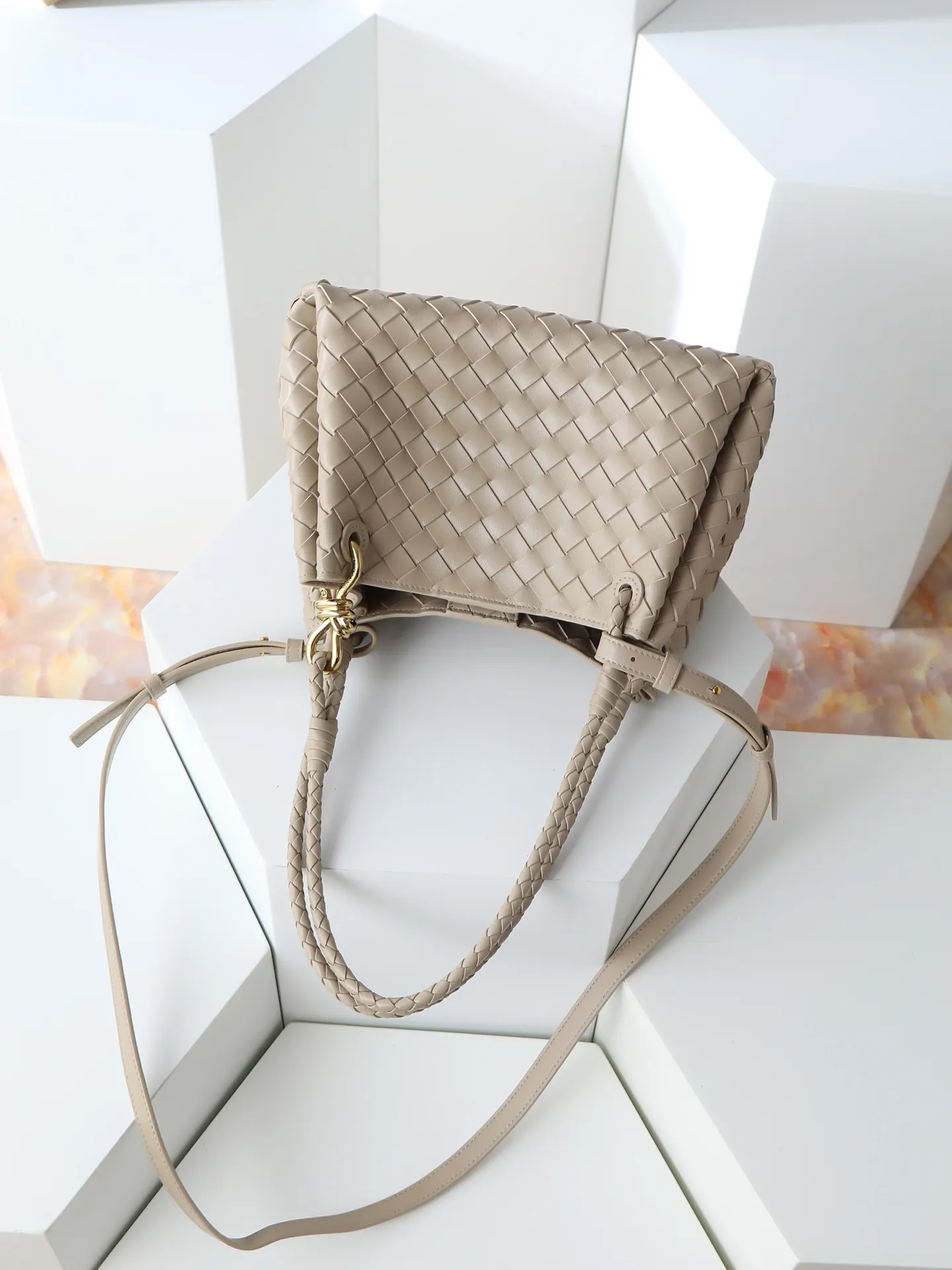 1300. BV's new intrecciato woven leather shoulder bag 🪂 835921 comes with a detachable diagonal shoulder strap and comes with a mini bag inside. The appearance retains the unique design of BV woven leather. The parachute bag is a bag that makes people fall in love before seeing the real thing. The small golden knot embellishment is full of simple and high-end sense to meet your needs in different occasions. Size: 29.5X18.5X17.5cm